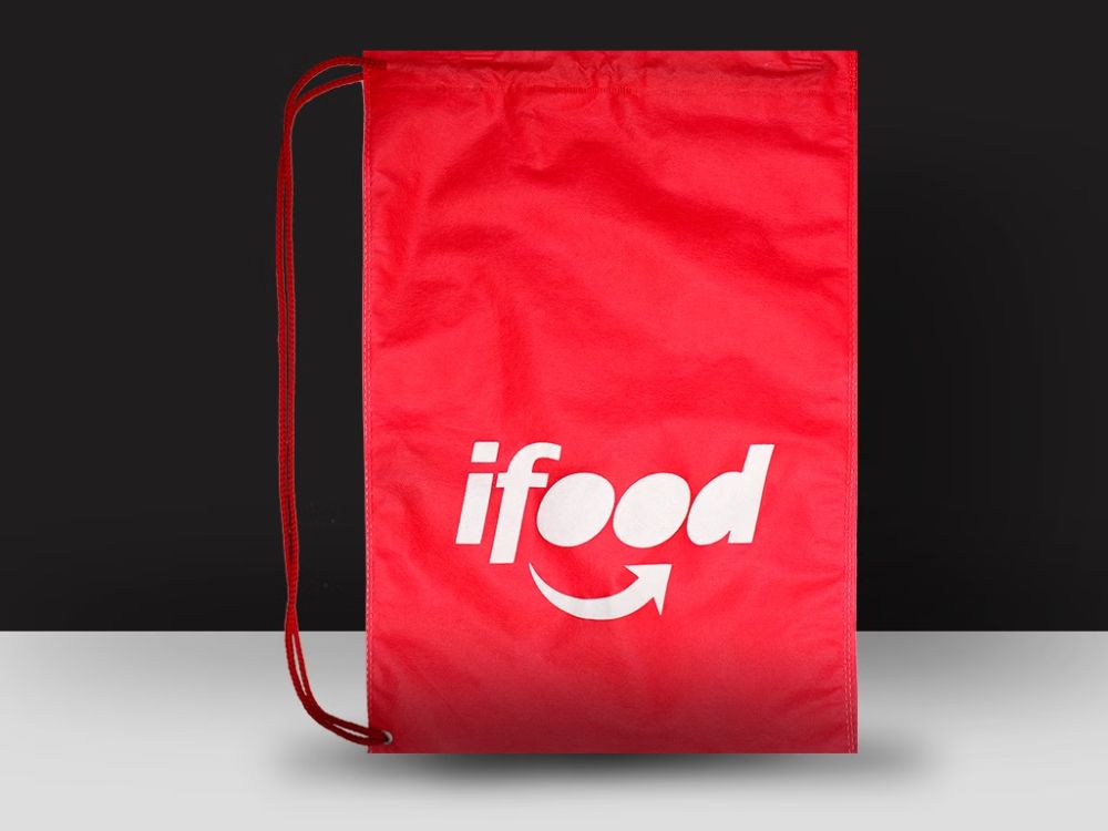 Sacochila vermelha com estampa do iFood, usada em entregas e eventos, representa bem o que é sacochila como item funcional e promocional.