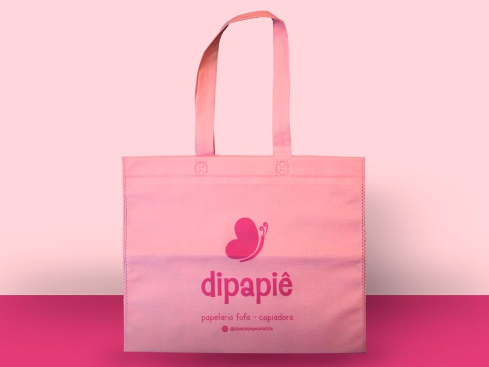 Sacola rosa personalizada com identidade visual da marca utilizada como exemplo de brindes para motivar equipe.