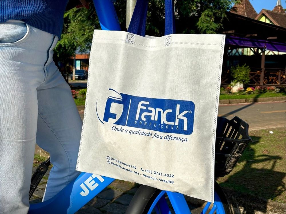 Sacola personalizada Fanck usada como uma das opções de brindes para motivar equipe com praticidade e identidade visual.