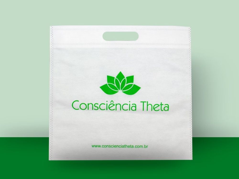 Sacola ecológica em TNT branco com estampa verde da marca Consciência Theta, destacando a importância da embalagem sustentável e reutilizável.