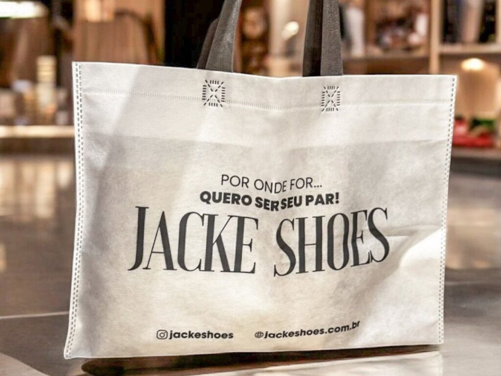 A sacola reutilizável de TNT mostra como agregar valor ao produto usando embalagens resistentes que protegem, promovem e fidelizam clientes.