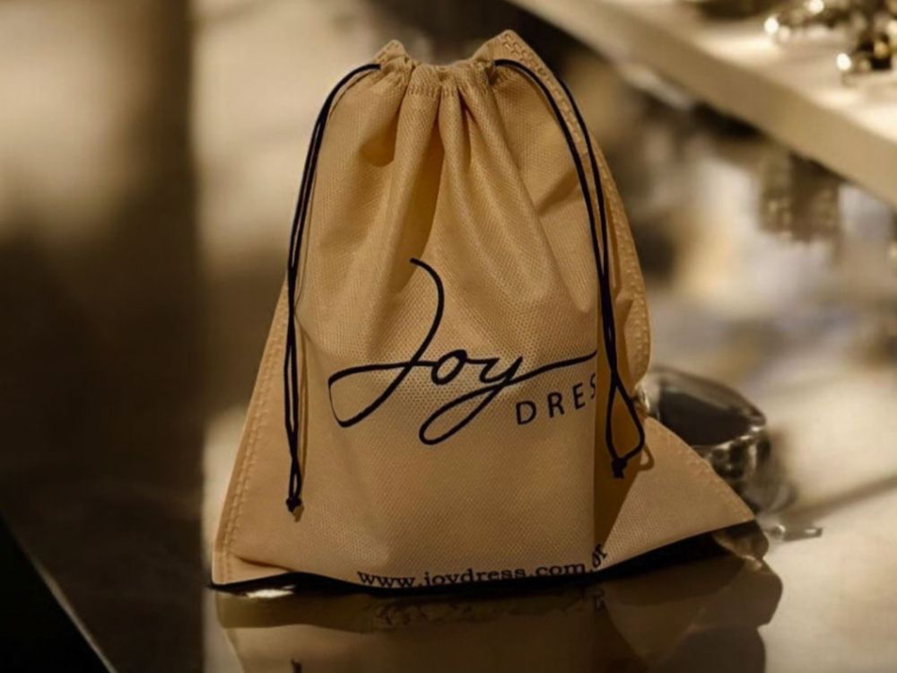 A sacola de TNT com cordão mostra como as funções das embalagens elevam a experiência do cliente, agregando valor e sofisticação à marca.