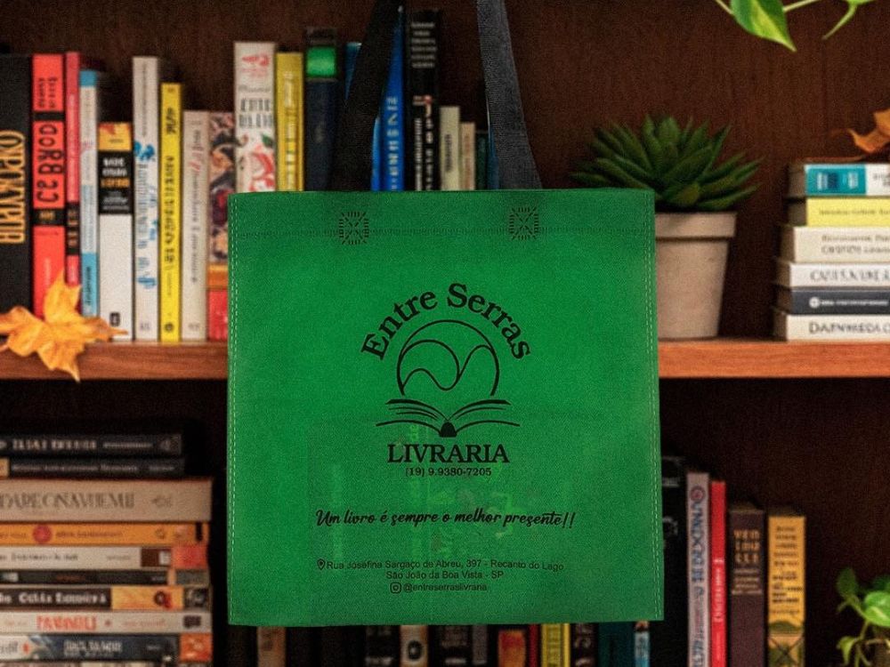 Na livraria, as funções das embalagens aparecem em sacolas de TNT que comunicam a marca, protegem livros e reforçam a responsabilidade ambiental.