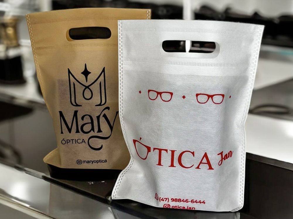 Sacolas de TNT personalizadas para óticas demonstram na prática as funções das embalagens, unindo proteção, identidade visual e sustentabilidade.