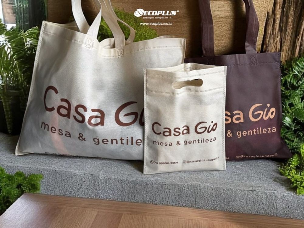As funções das embalagens em TNT ficam claras nestas sacolas reutilizáveis, que protegem produtos, divulgam a marca e destacam consciência ecológica.