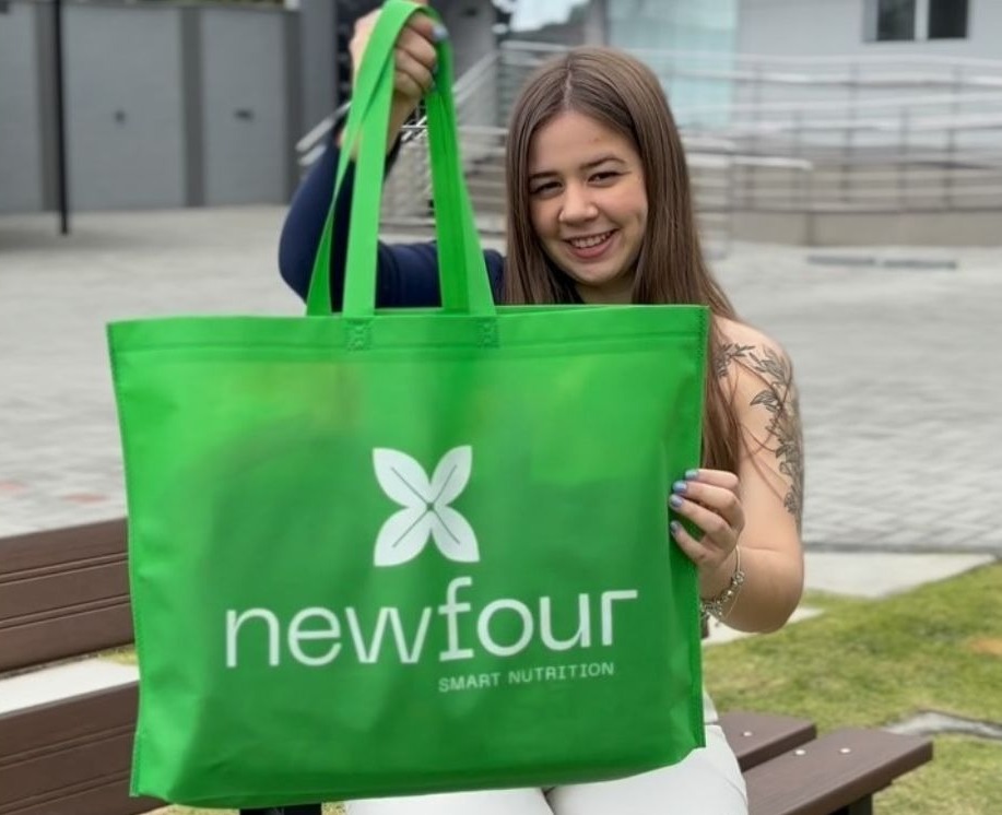 Exemplo de estratégia de marketing verde com sacolas reutilizáveis e personalizadas, demonstrando a preocupação de uma empresa com o meio ambiente.