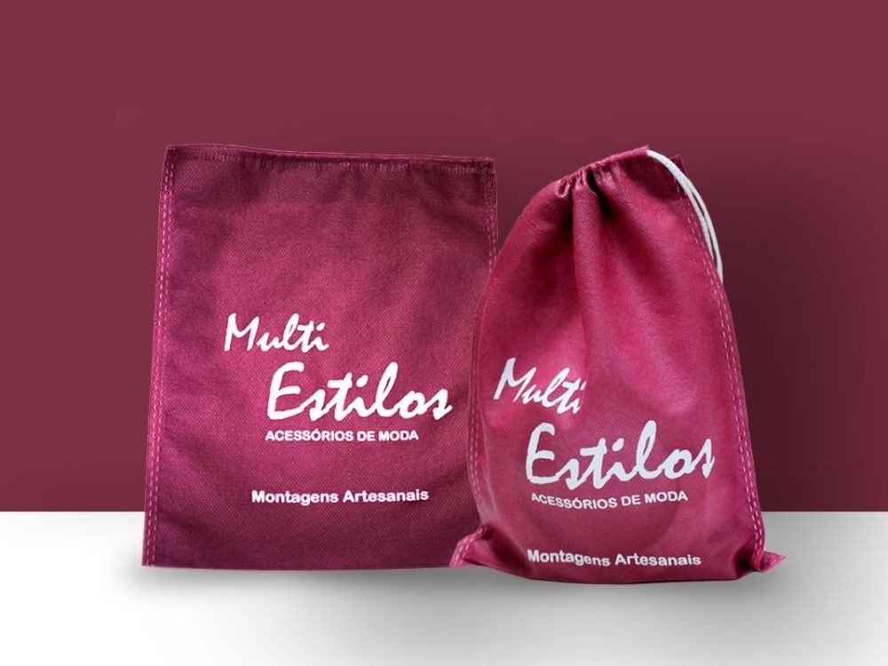 Exposição de sacolas e mochilas personalizadas em tecido, exemplificando produtos sustentáveis que reforçam a estratégia de marketing verde de uma marca.