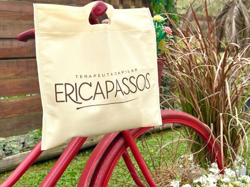 sacola de TNT personalizada com nome Erica Passos, opção prática e ecológica que simboliza o compromisso com produtos sustentáveis.