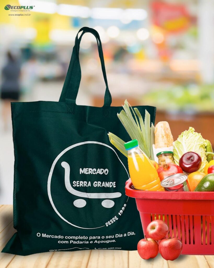 Uma Sacola TNT com alça verde para comprar no supermercado. Uma embalagem reutilizável para fazer compras.