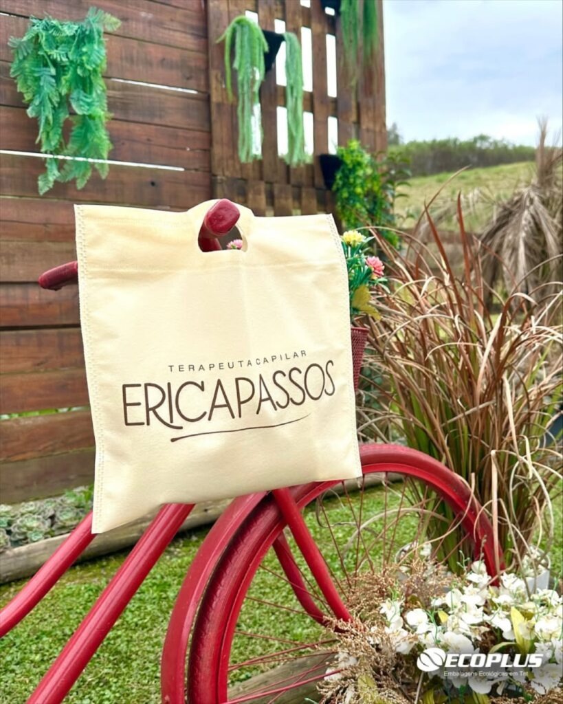 A sacola TNT com alça vazada de cor bege em uma bicicleta. Uma excelente opção de embalagens reutilizáveis para sair.