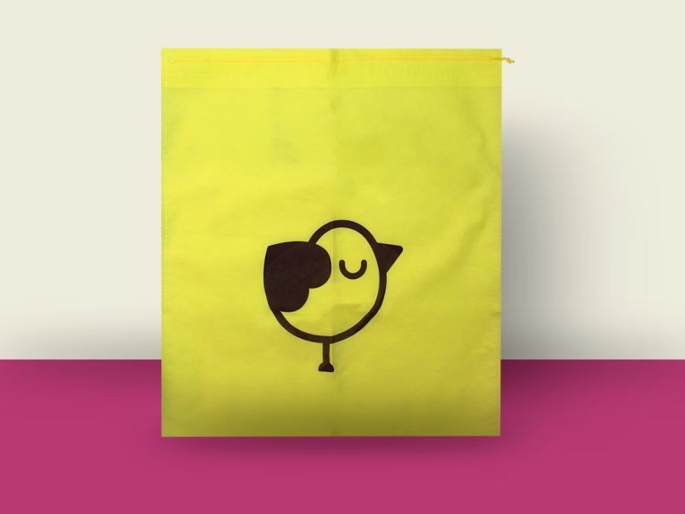 Saquinho TNT com abridor lateral na cor amarela.