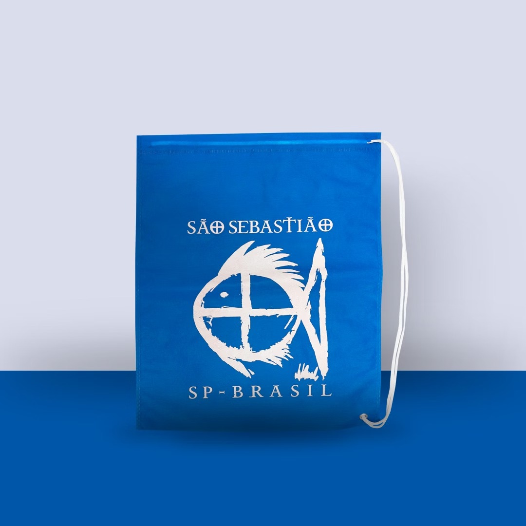 A Sacochila TNT Personalizada na cor azul. Uma opção de embalagens reutilizáveis perfeita para eventos esportivos.