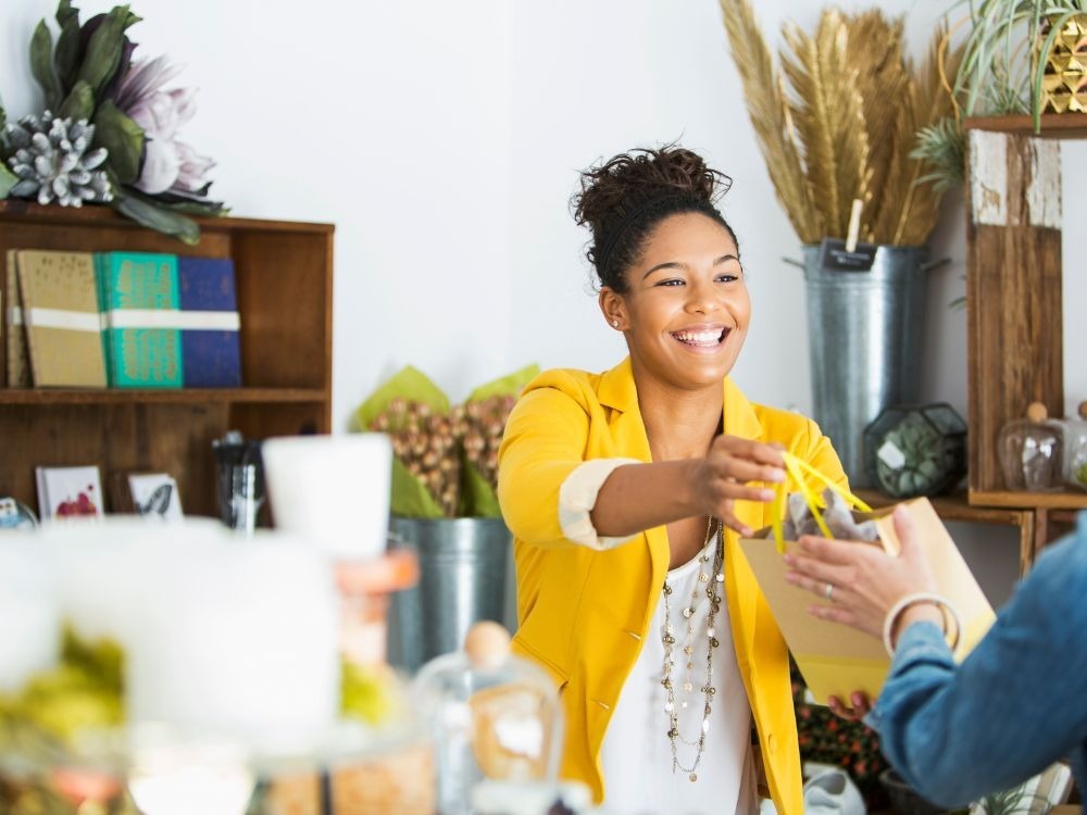 Gestos simples como flores personalizadas fazem parte das 6 ideias para presentear clientes e fidelizar.