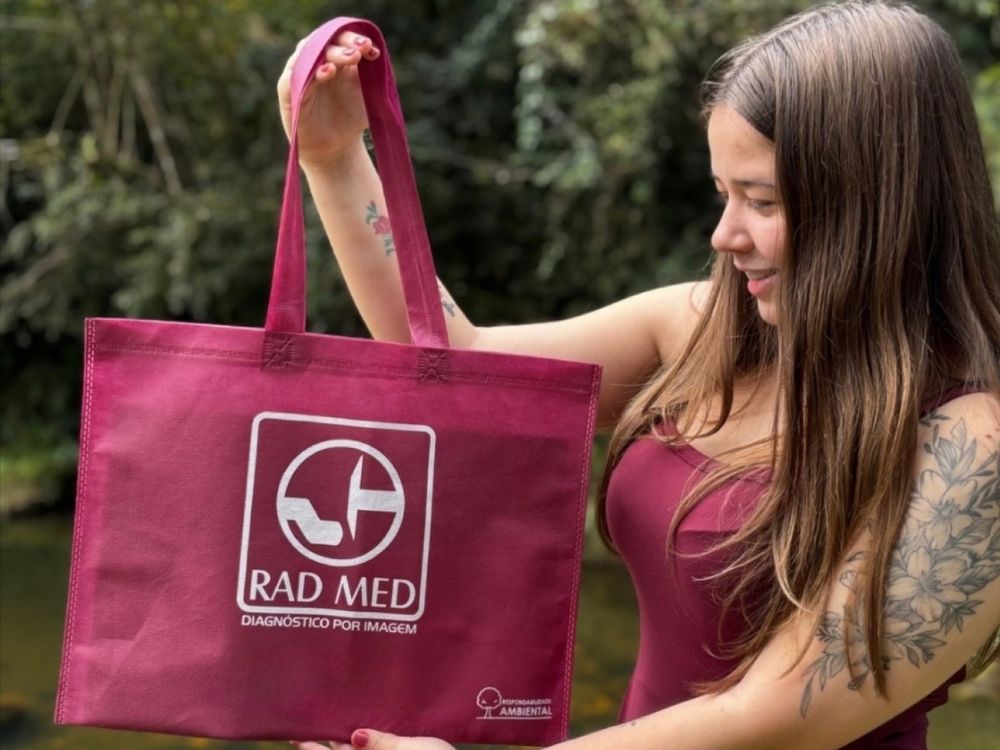 Ações promocionais criativas com sacola personalizada para clínica de diagnóstico por imagem em ação de relacionamento.
