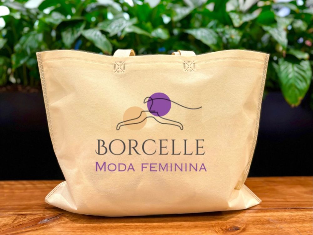 Ações promocionais criativas com ecobag personalizada de moda feminina utilizada como brinde corporativo.