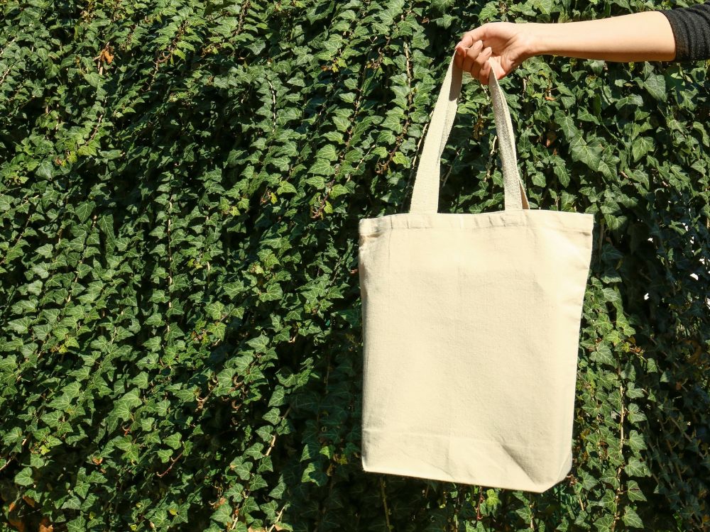 Ações promocionais criativas com ecobag sustentável em tecido cru, ideal para campanhas ecológicas e institucionais.