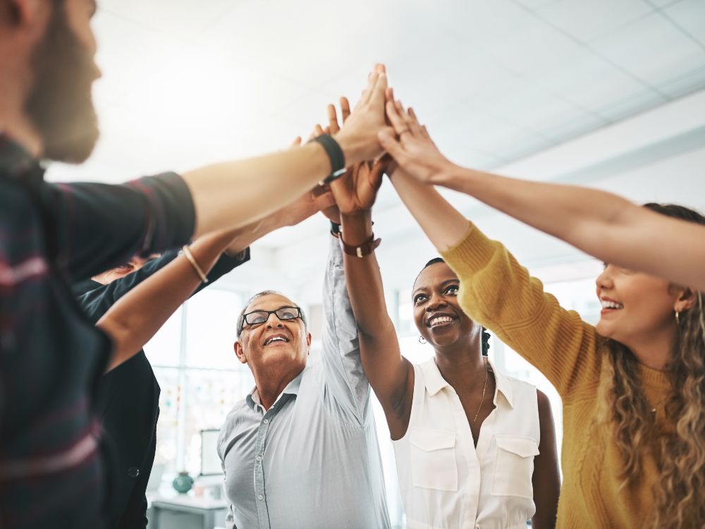Ações promocionais criativas com sacola personalizada sendo apresentada em ambiente externo durante ação de marca.