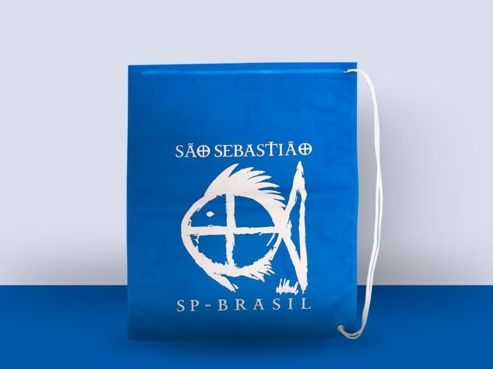 Saco azul personalizado São Sebastião SP Brasil com cordão branco, ilustrando opções de Brindes úteis e criativos para turismo e eventos.