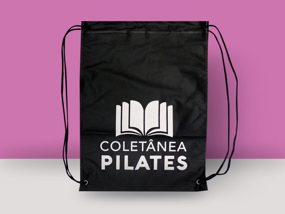 Mochila saco em TNT personalizada para estúdio de pilates, representando o que são embalagens eco friendly reutilizáveis.