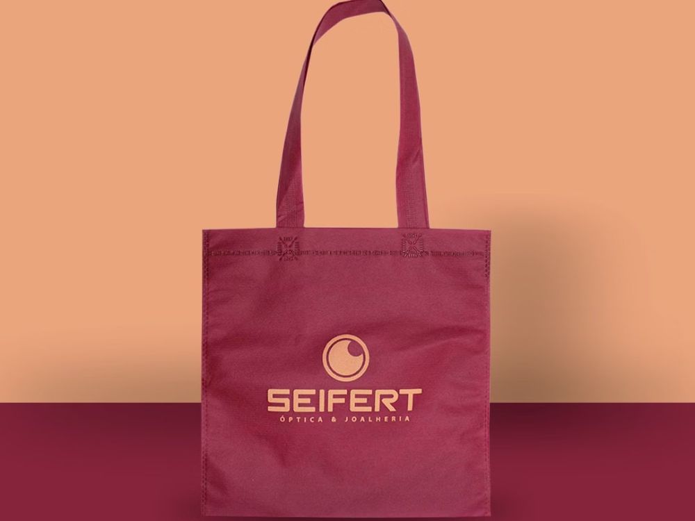Ecobag personalizada para ótica e joalheria, representando um presente com significado associado à utilidade e lembrança da marca.