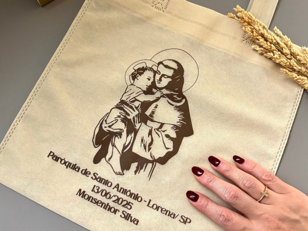 Sacola ecológica personalizada com imagem religiosa, ilustrando um presente com significado voltado à fé e à memória afetiva.