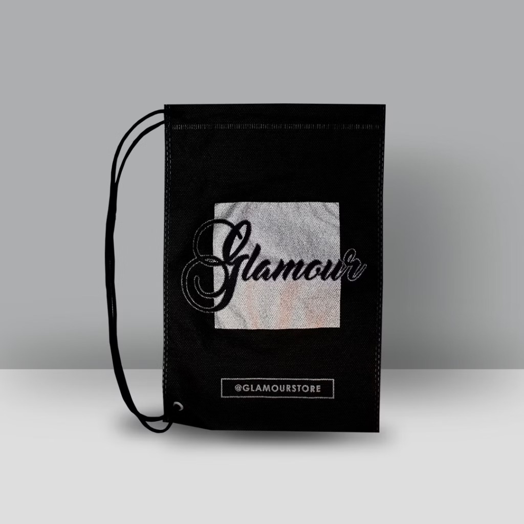 Sacola personalizada em TNT com identidade de moda, exemplo de presente com significado que une estilo, reutilização e valor simbólico.