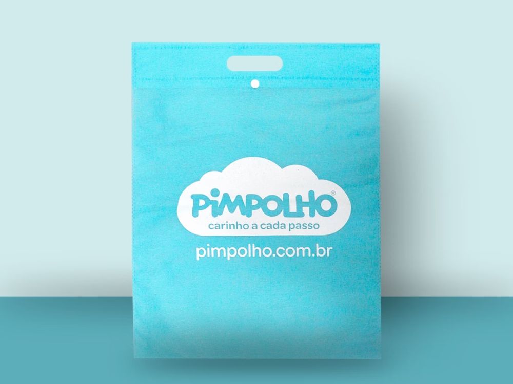 Embalagem em TNT azul personalizada para produtos infantis, demonstrando o que são embalagens eco friendly e sua versatilidade.