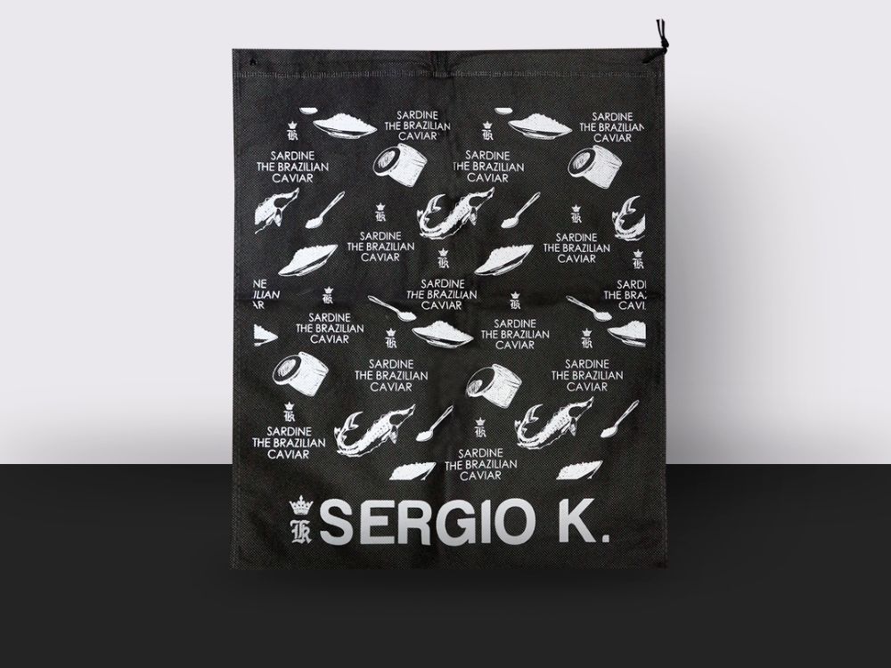 Saco em TNT personalizado para alimentos, ilustrando o que são embalagens eco friendly aplicadas à comunicação visual de marcas.
