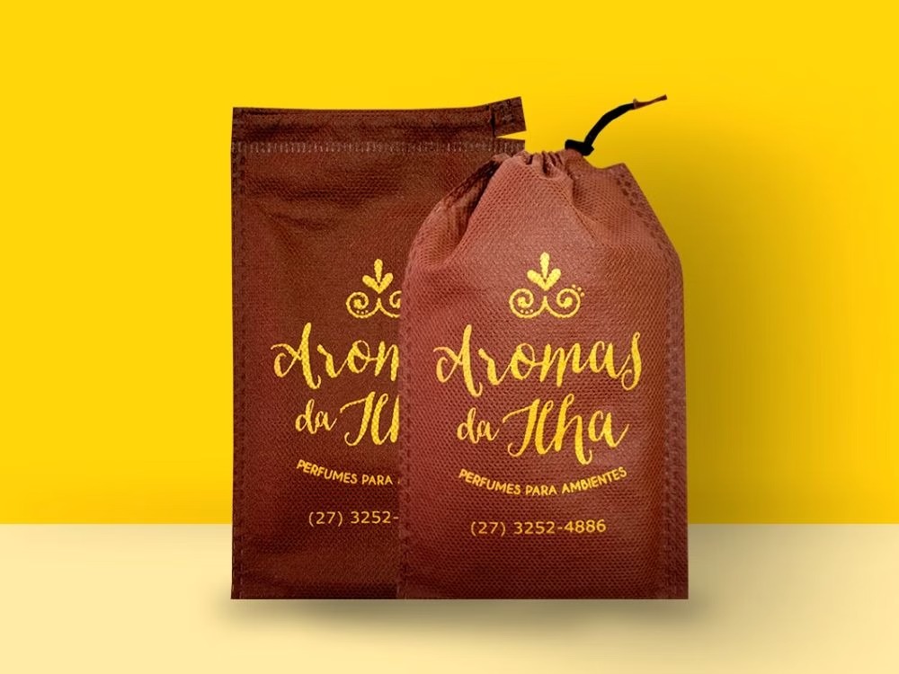 Saquinho em TNT personalizado para perfumes e kits, alternativa versátil nas Ideias de brindes para confraternização de empresa.