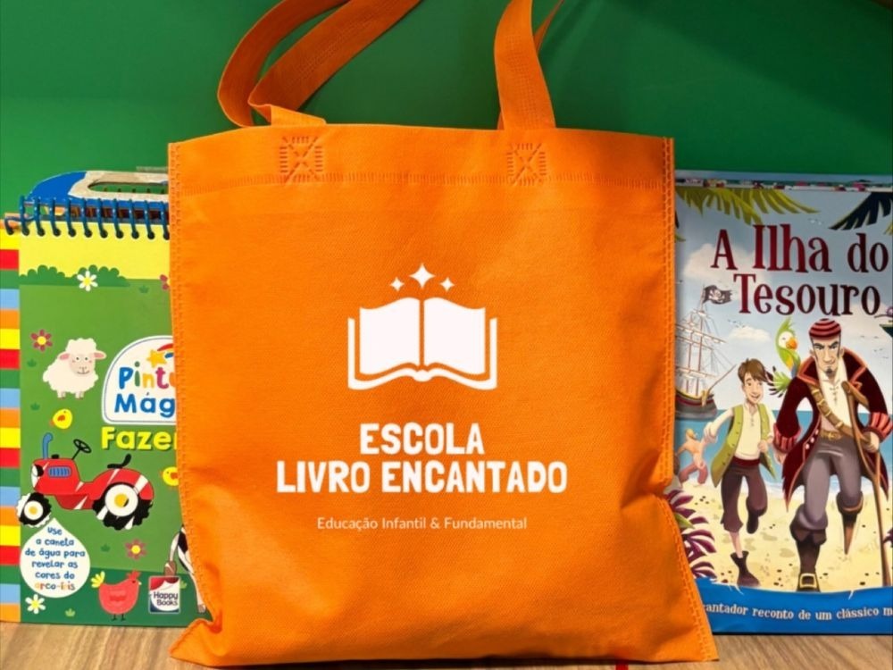 Ecobag personalizada com logotipo escolar, exemplo criativo de Ideias de brindes para confraternização de empresa funcionais.