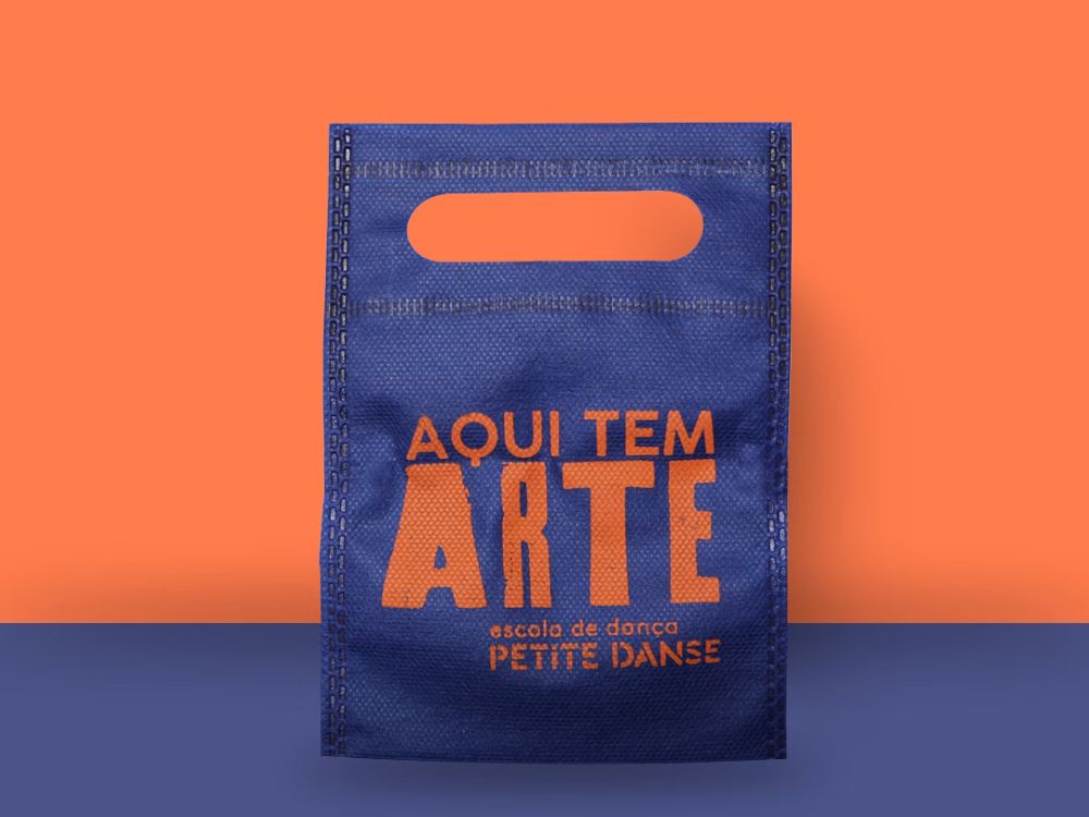 Sacola em TNT com alça vazada personalizada, referência de TNT gramatura 80 para que serve em ações promocionais e eventos