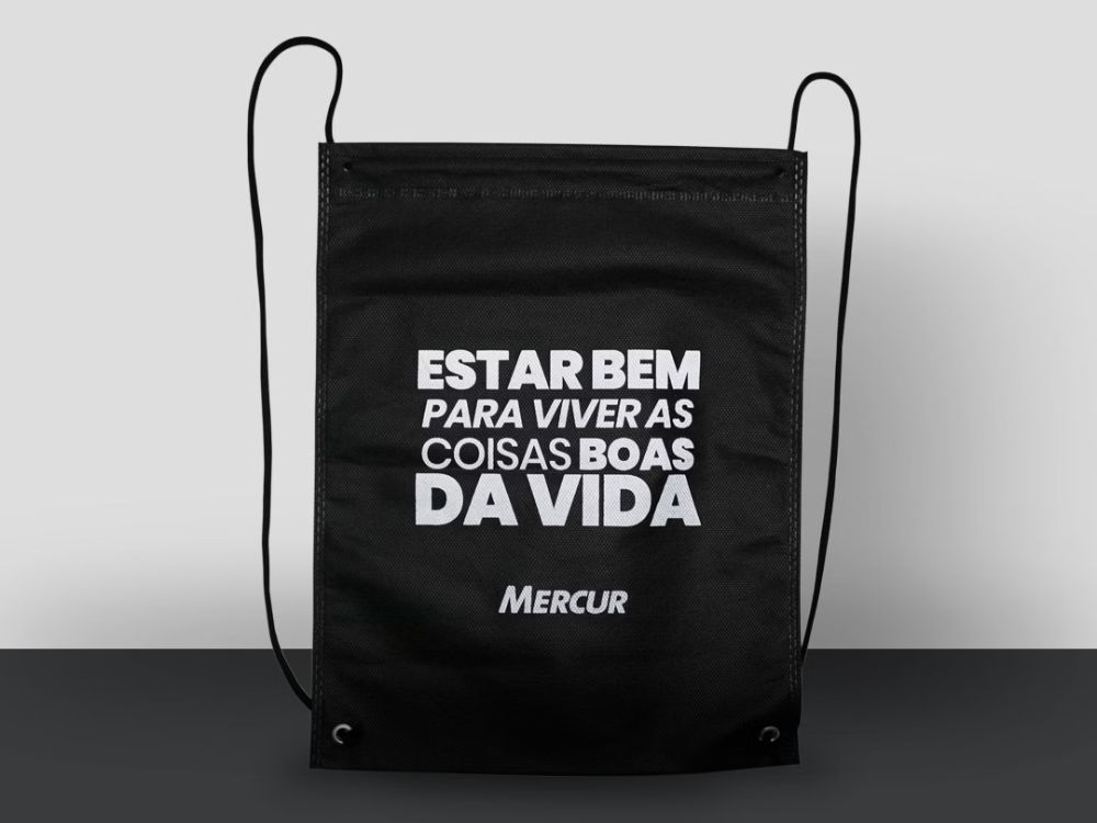 Sacola tipo mochila em TNT com impressão em destaque, referência de Qual o melhor tecido para mochila resistente e leve