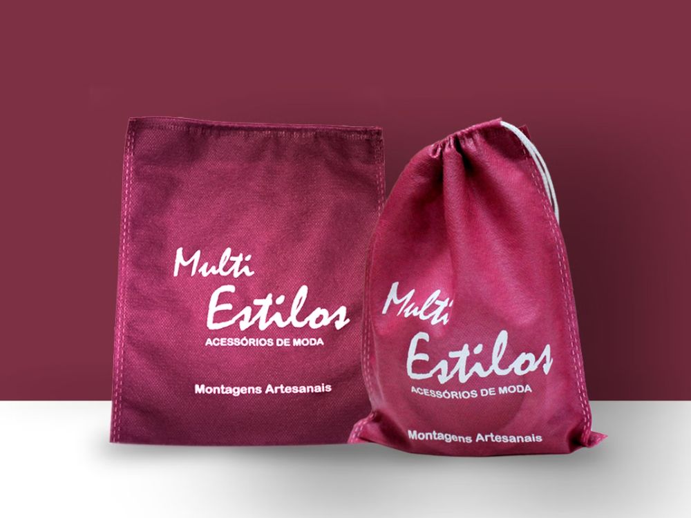 Sacos personalizados em TNT com acabamento simples, demonstrando TNT gramatura 80 para que serve em embalagens leves e versáteis