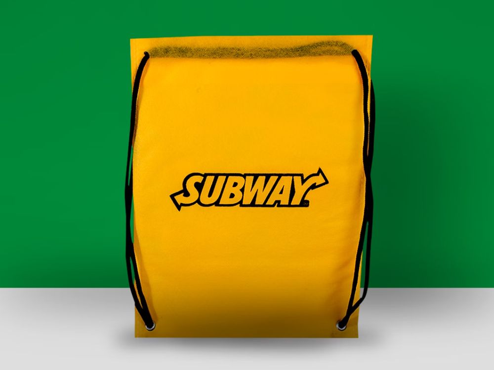 Mochila personalizada em TNT com acabamento simples, opção comum ao avaliar Qual o melhor tecido para mochila para empresas