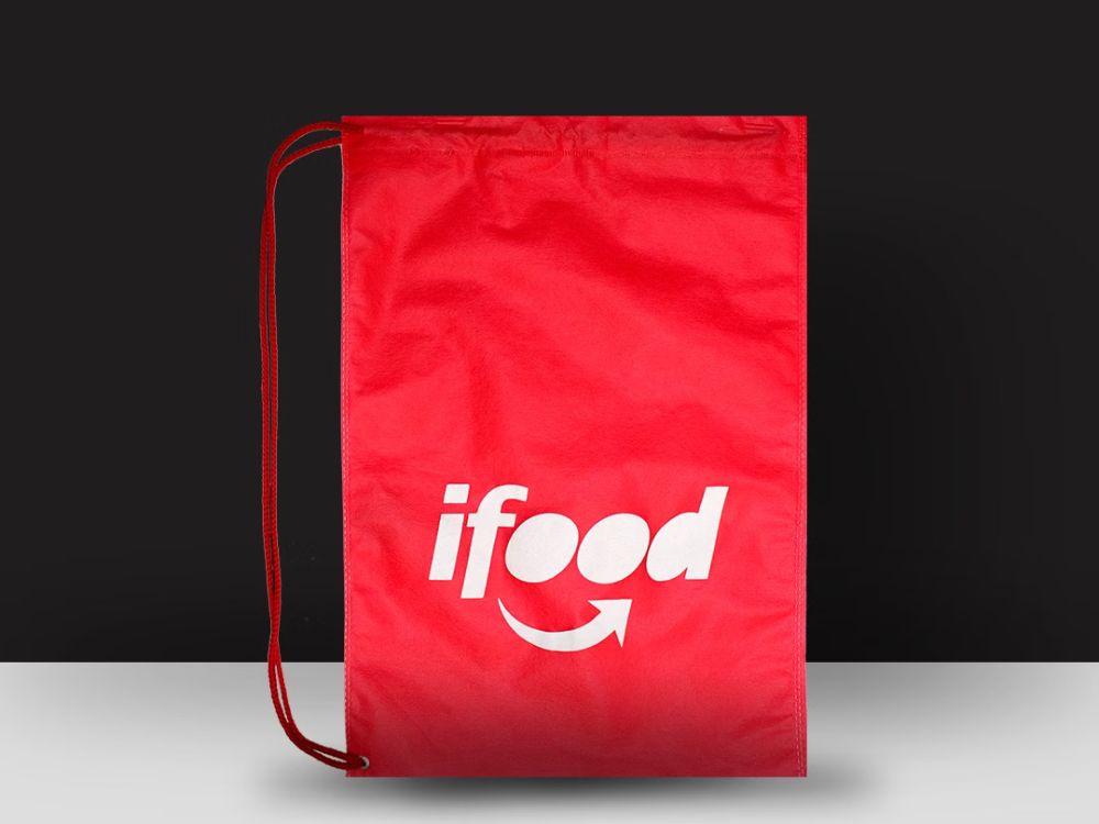 Mochila saco em TNT personalizada com impressão, exemplo comum de TNT gramatura 80 para que serve em brindes e campanhas promocionais