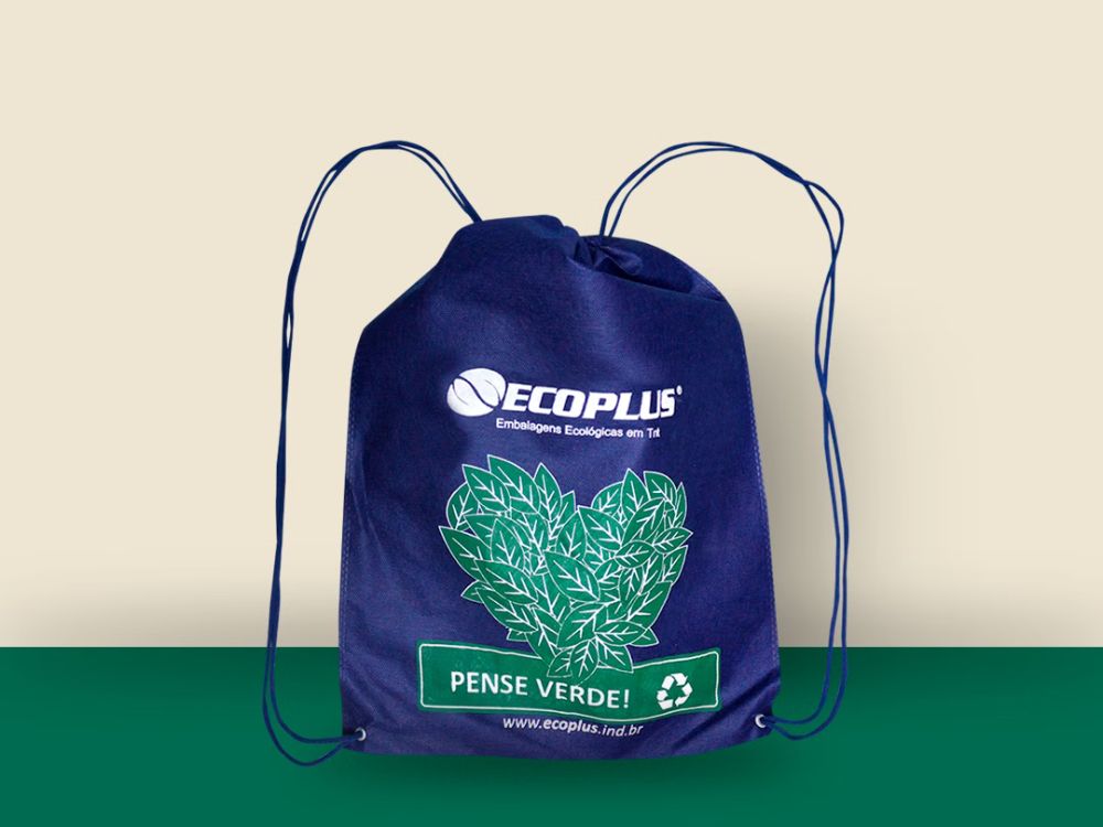 Sacochila personalizada em TNT com estampa ecológica, exemplo prático de Qual o melhor tecido para mochila em ações sustentáveis