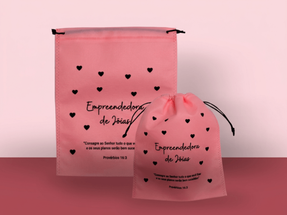 Sacolas de TNT rosa personalizadas com corações e identificação de uma empreendedora de joias, em dois formatos.