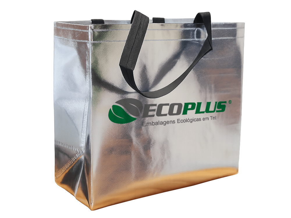 Sacola metalizada prateada com alças pretas e logotipo Ecoplus, exemplo de embalagem reutilizável para produtos. Tudo para explicar sobre polipropileno ou polietileno.
