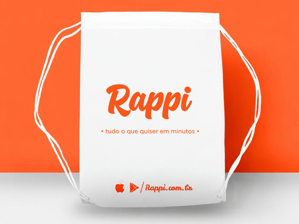 Sacola branca da Rappi com logotipo laranja, cordões laterais e identidade visual aplicada na parte frontal.